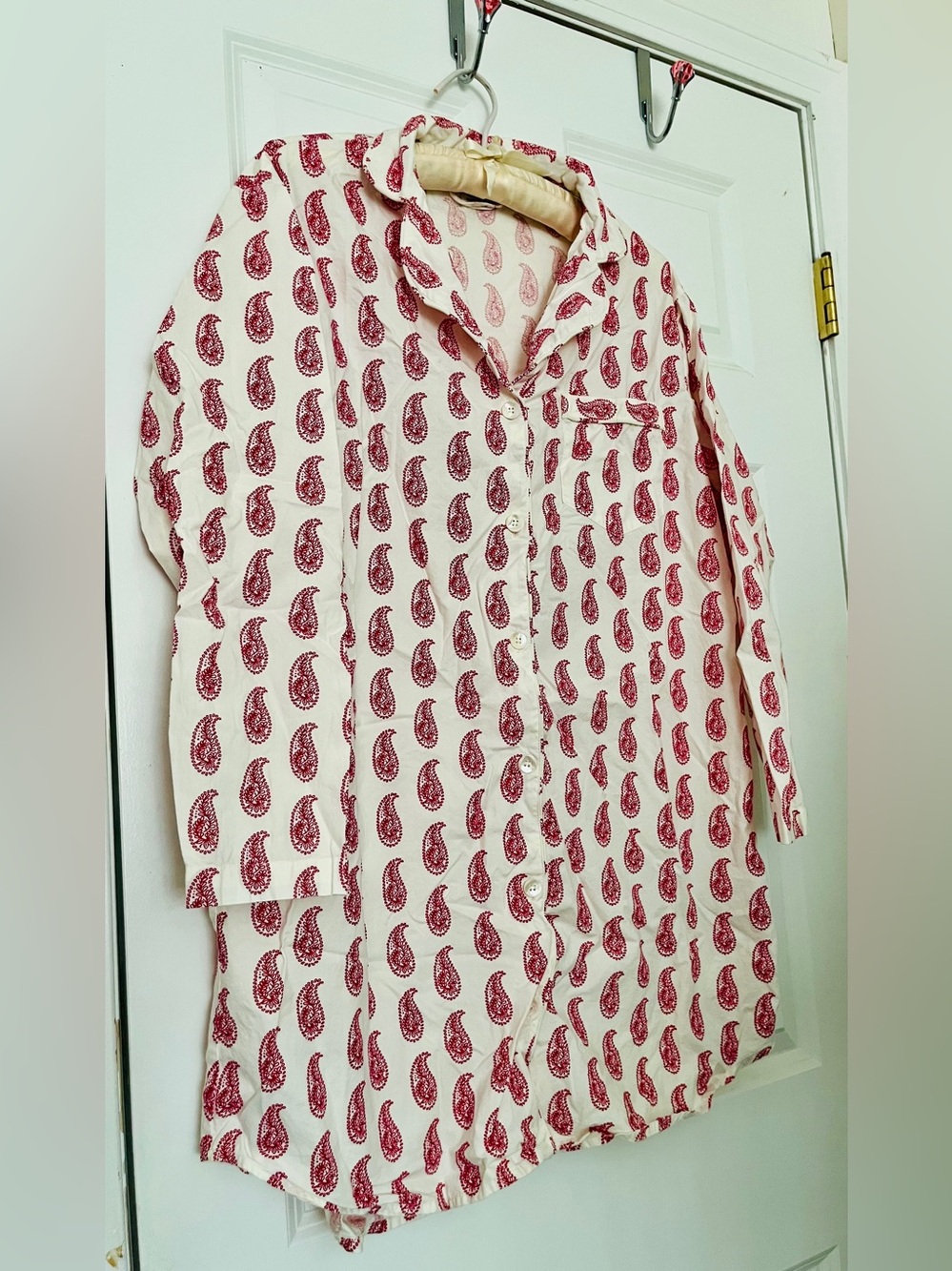 Taylor Linen’s Paisley Button-Down Sleep Shirt Cream with Red Paisley